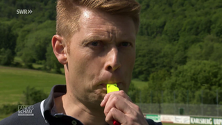 Schiedsrichter Christian Dingert trillert die Pfeife