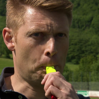 Schiedsrichter Christian Dingert trillert die Pfeife