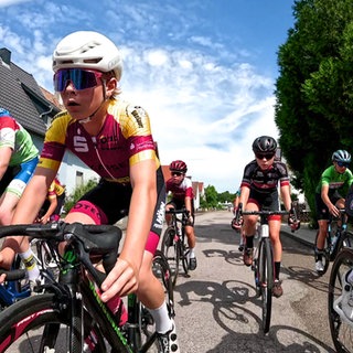 Kinder auf Fahrrädern bei einem Straßenrennen