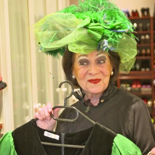 Marliese Annefeld vor ihrem Kleiderschrank