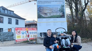 Familie vor dem neuen Versorgungszentrum in Trier