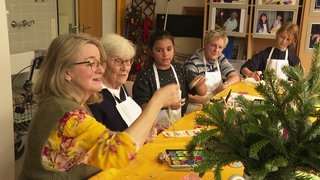 Fröhliche Gesichter beim Treffen von Alt und Jung im Seniorenpflegeheim St. Bilhildis in Mainz.