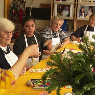 Fröhliche Gesichter beim Treffen von Alt und Jung im Seniorenpflegeheim St. Bilhildis in Mainz.