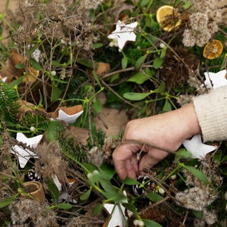 Die Materialien dieses Kranzes stammen fast ausschließlich aus dem Wald.