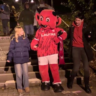 Betzetreppe mit Kindern und Maskottchen