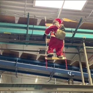 Eine Weihnachtsmannattrappe im Paketzentrum Saulheim