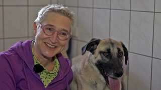 Tierschützerin Mirjam Cordt neben einem blinden Herdenschutzhund