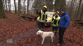 Markus Bundt mit Rettungshund und ihren Führer*innen