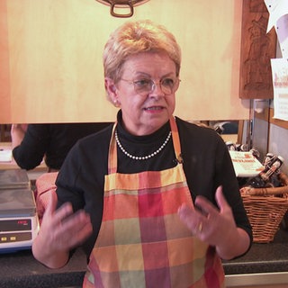 Frau in einer Backstube