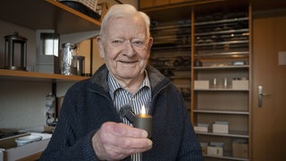 Mann mit einer Grableuchte in der Hand