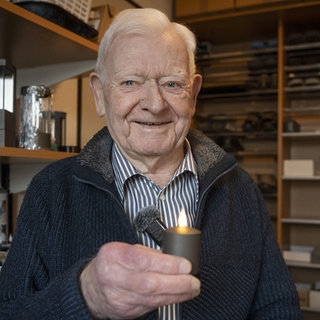 Mann mit einer Grableuchte in der Hand