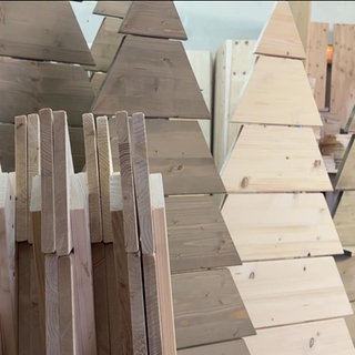 Weihnachtsbäume aus Holz