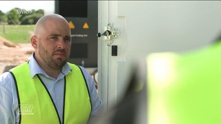 Gerd Schöller vor seinem Batteriespeicher