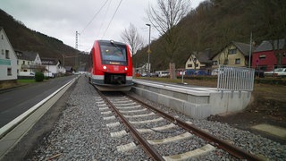 Wieder aufgebaute Strecke der Ahrtalbahn feiert Eröffnung
