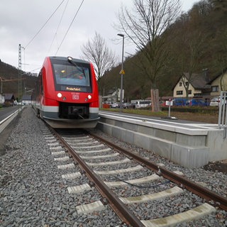 Wieder aufgebaute Strecke der Ahrtalbahn feiert Eröffnung