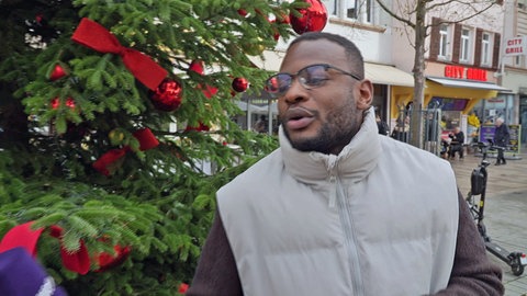 Passant vorm Weihnachtsbaum  in Bad Kreuznach