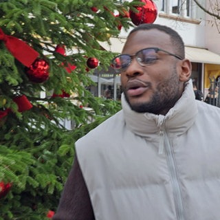 Passant vorm Weihnachtsbaum  in Bad Kreuznach