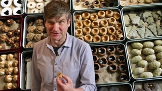 Der Koblenzer Friedel Vetter vor einer Auswahl der 30 Plätzchensorten