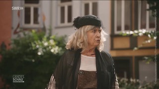 Marlis Weiß im Kostüm bei einer Stadtführung
