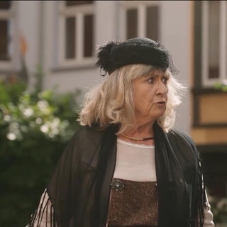 Marlis Weiß im Kostüm bei einer Stadtführung