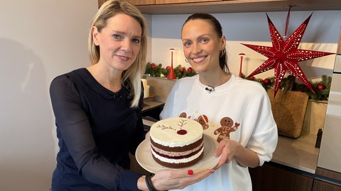 Susanne Nett und Evelin Blum halten gemeinsam eine Rudolph-Torte.