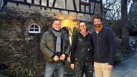 Holger Wienpahl steht mit Clara und Tobias Dorn vor ihrem alten Weingut in Unkel.
