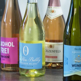 Auswahl an alkoholfreien Sekten und Weinen