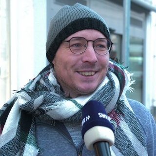 Mann in der Trierer Innenstadt wird interviewt