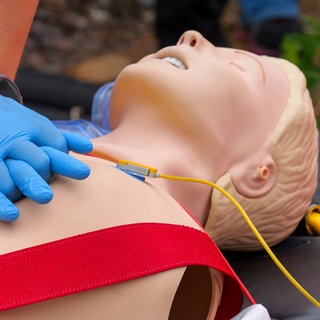 Weibliche Reanimationspuppe