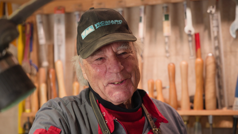 Mann vor seinem Werkzeugschrank