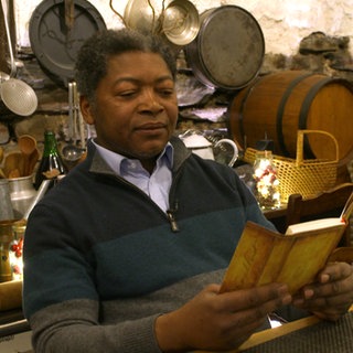 Mann sitzt in einer Gaststätte am Tisch