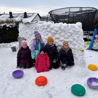 In Rockenhausen bauen die Kinder fleißig Iglus.