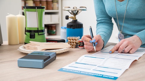 Frau geht Notfallcheckliste durch