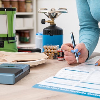 Frau geht Notfallcheckliste durch