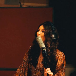 eine Sängerin am Mikrofon
