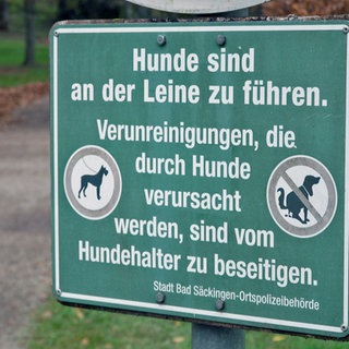 Schild an einem Weg: Hunde sind an der Leine zu führen