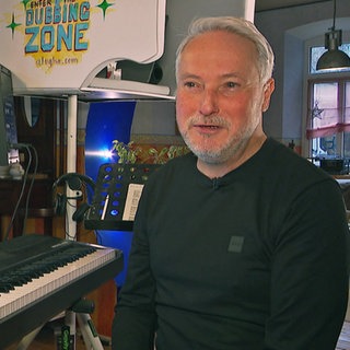 Obrigheimer Unternehmer Bernd Korz vor seinem E-Piano