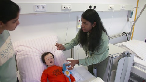 Tincymol John (rechts) gehört zu eine der ersten, die aus Indien im Pirmasenser Krankenhaus angefangen haben. Heute unterrichtet sie selbst.