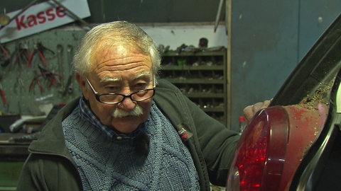 Dirmsteiner KfZ-Meister Erwin Walther in seiner Werkstatt
