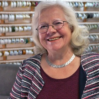 Elisabeth Hoffmann in ihrer Geschirrbörse