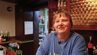 Wirtin Iris Milster in ihrer Kneipe Zum Hirsch