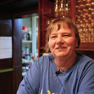 Wirtin Iris Milster in ihrer Kneipe Zum Hirsch