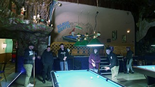 In der Kneipe "Die Blaue Grotte" in Fischbach leuchten die Billartische blau