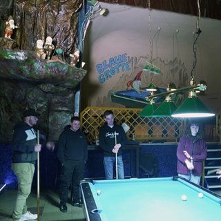 In der Kneipe "Die Blaue Grotte" in Fischbach leuchten die Billartische blau