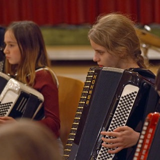 Kinder spielen Akkordeon, das Instrument des Jahres 2026
