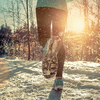 Joggende Person im Schnee