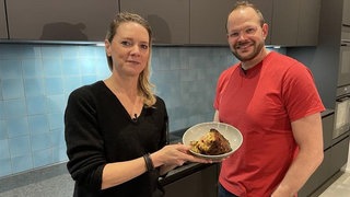 Susanne Nett und Christian Lersch präsentieren ein Stück ihres Döppekoochens.