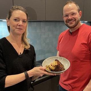 Susanne Nett und Christian Lersch präsentieren ein Stück ihres Döppekoochens.