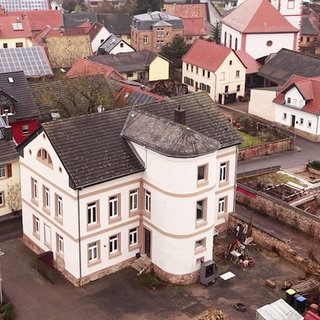 Diese alte Dorfschule in Fürfeld wurde von einem Ehepaar liebevoll saniert.