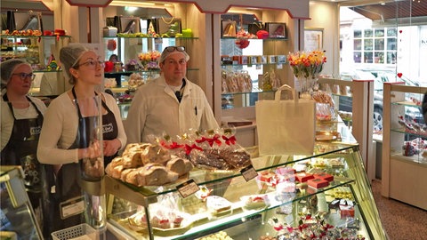 Stephan Raab mit seinen Töchtern  Alicia und Paulina hinter der Theke in ihrer Konditorei